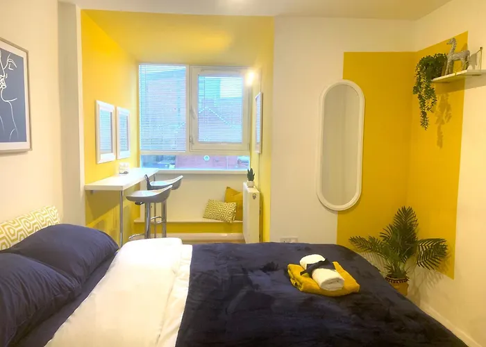 Large Modern 3 Bedroom City Centre Apartment ,Free Parking