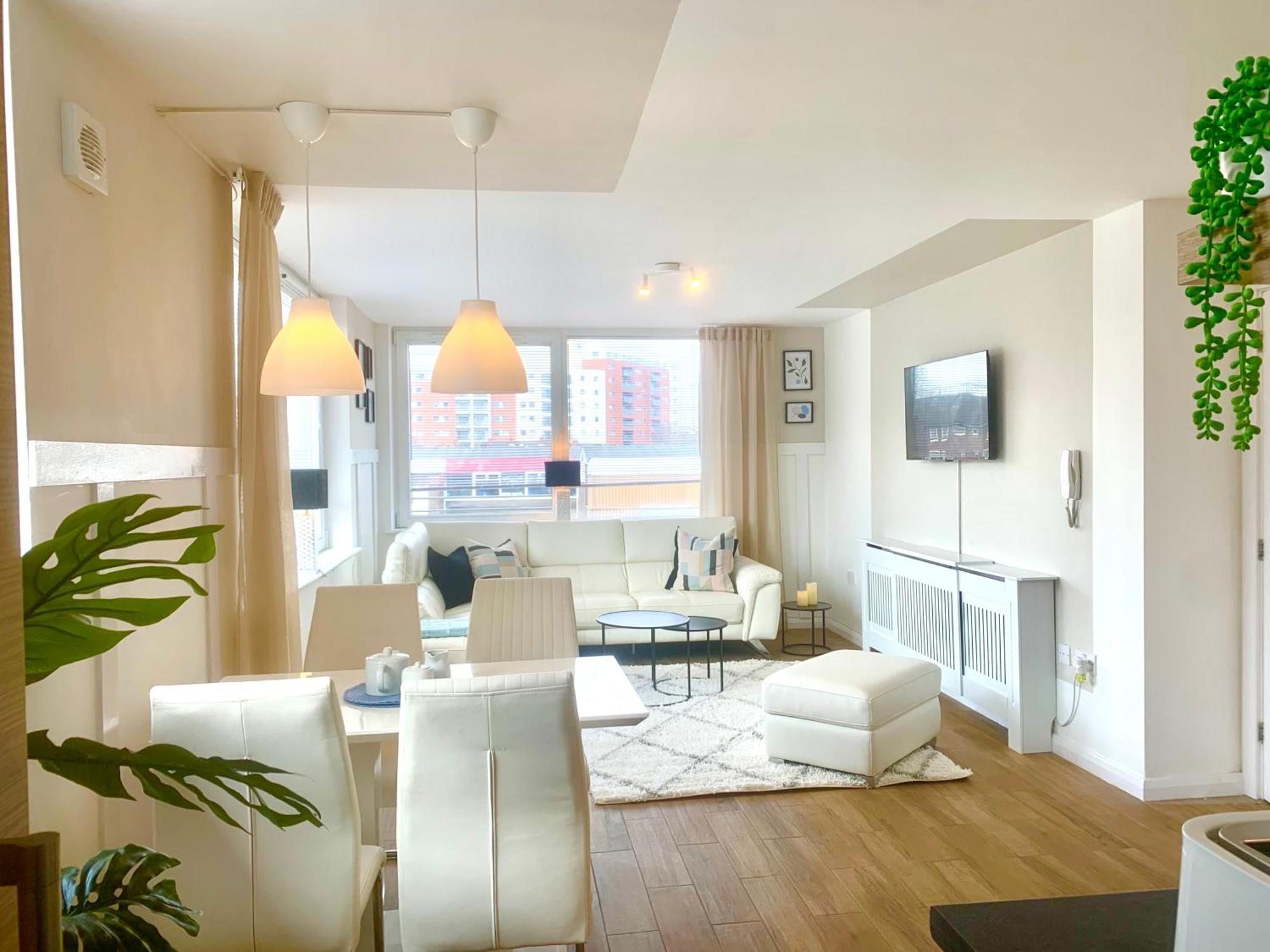 Large Modern 3 Bedroom Centre ,free Parking *