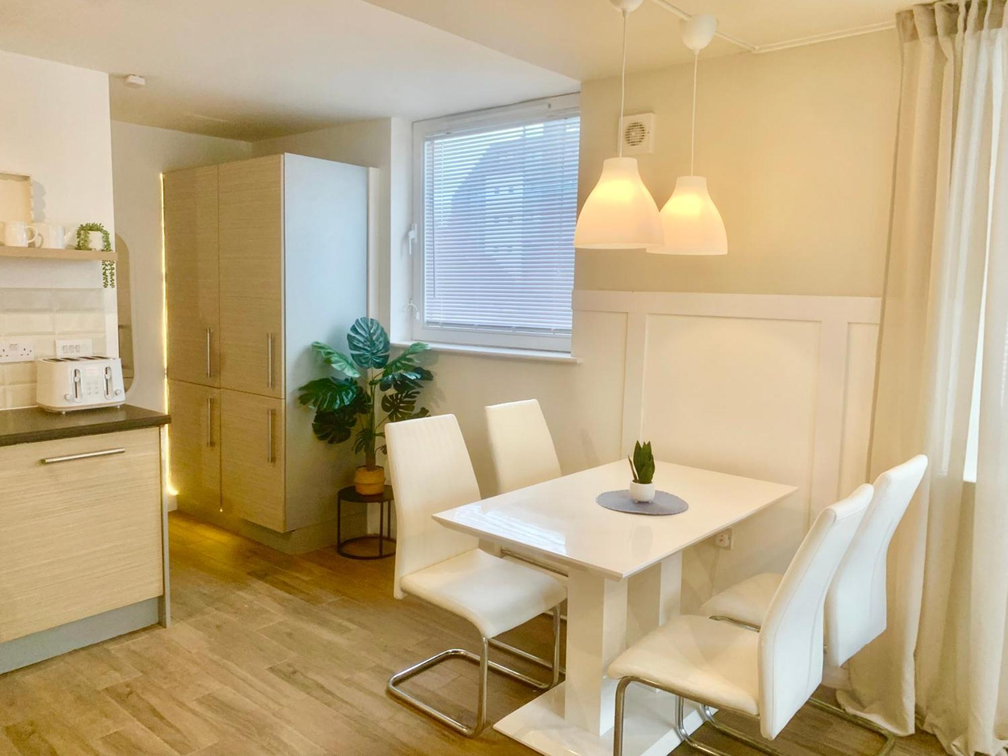 Large Modern 3 Bedroom Centre ,free Parking
