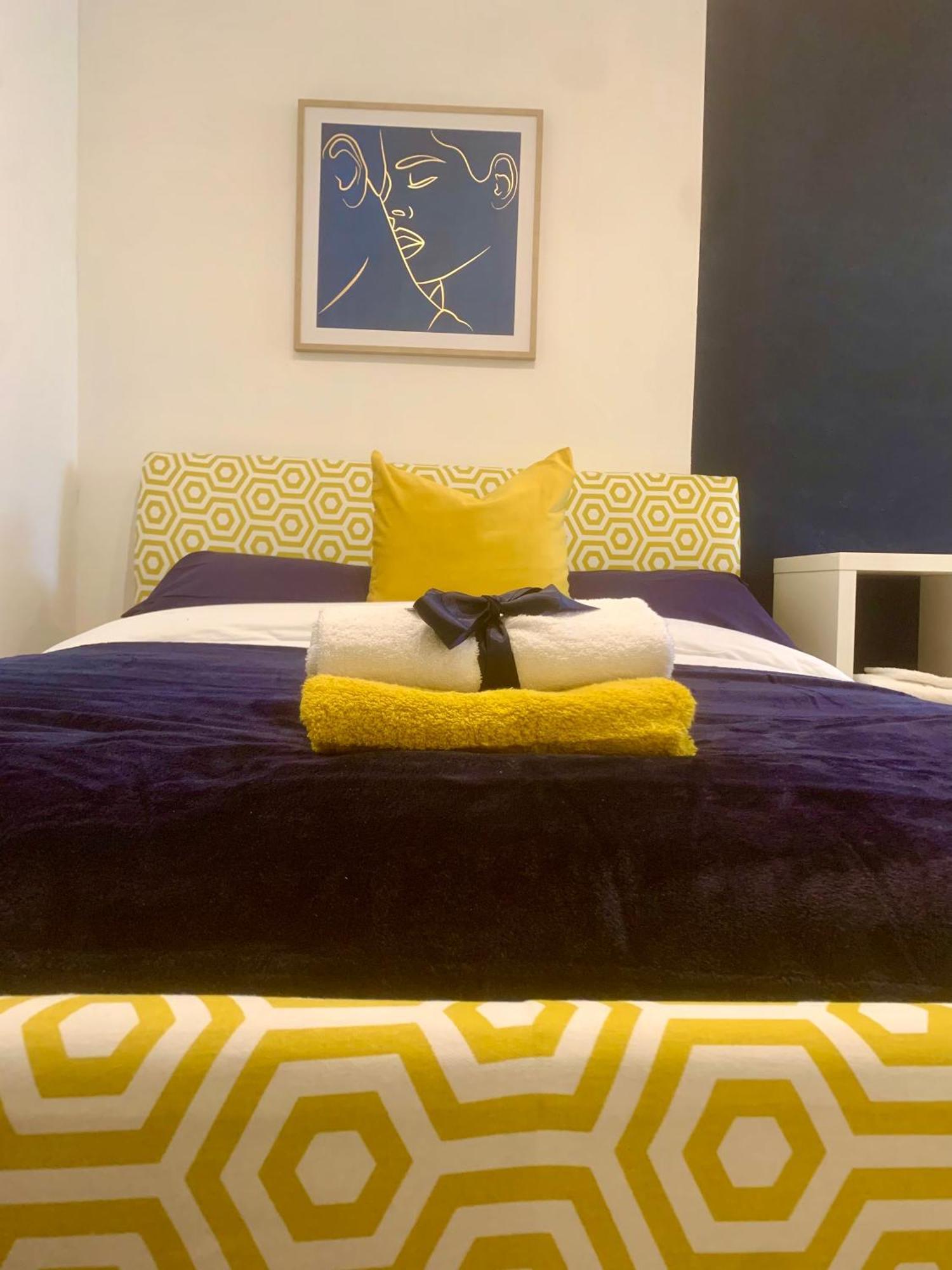 Large Modern 3 Bedroom Centre ,free Parking *