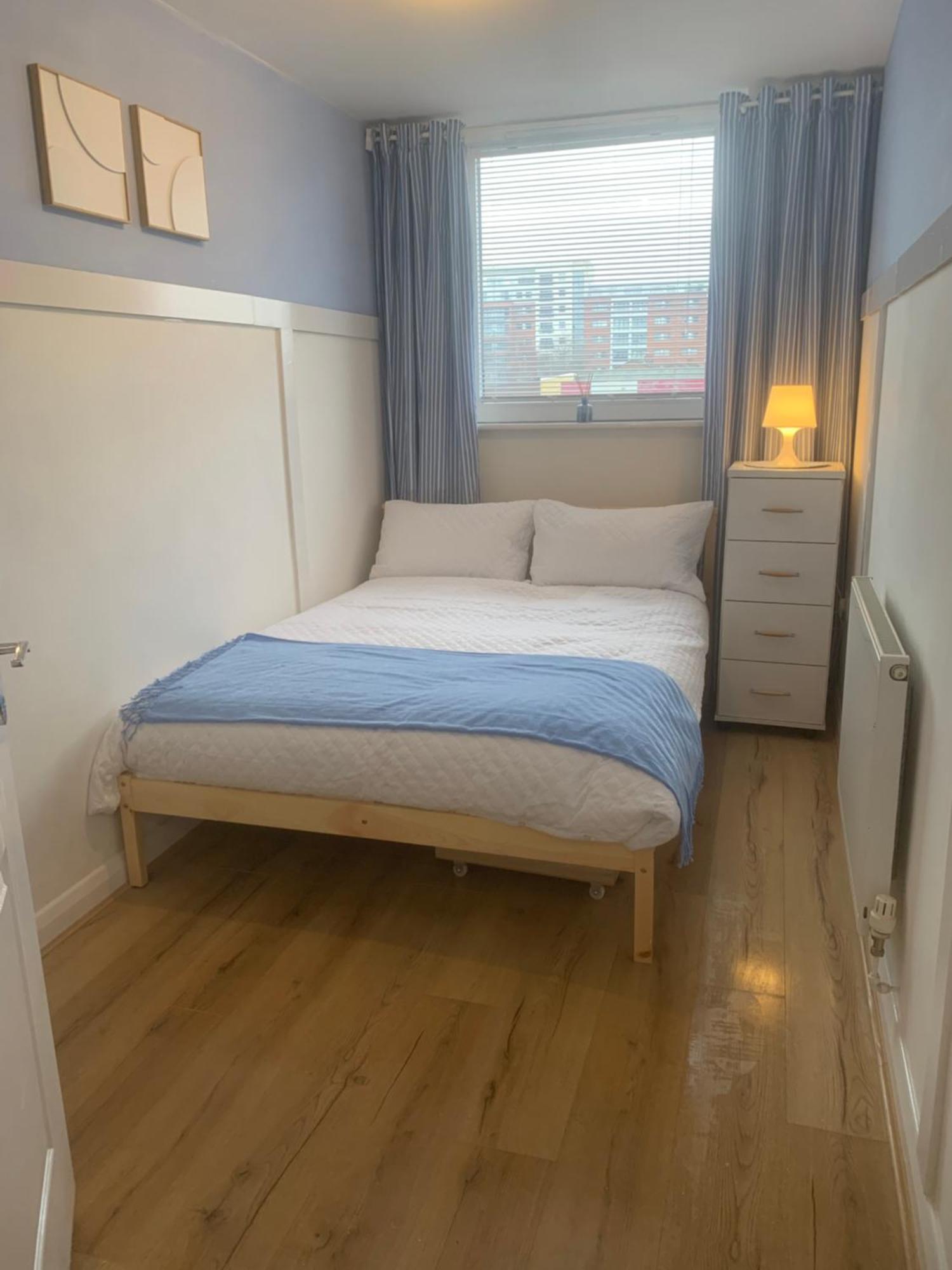 Large Modern 3 Bedroom Centre ,free Parking