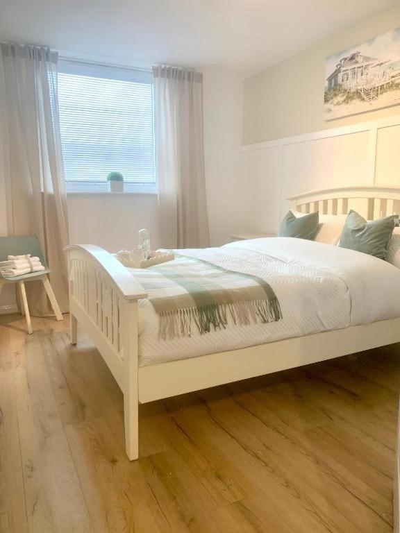 Apartment Large Modern 3 Bedroom Centre ,free Parking *